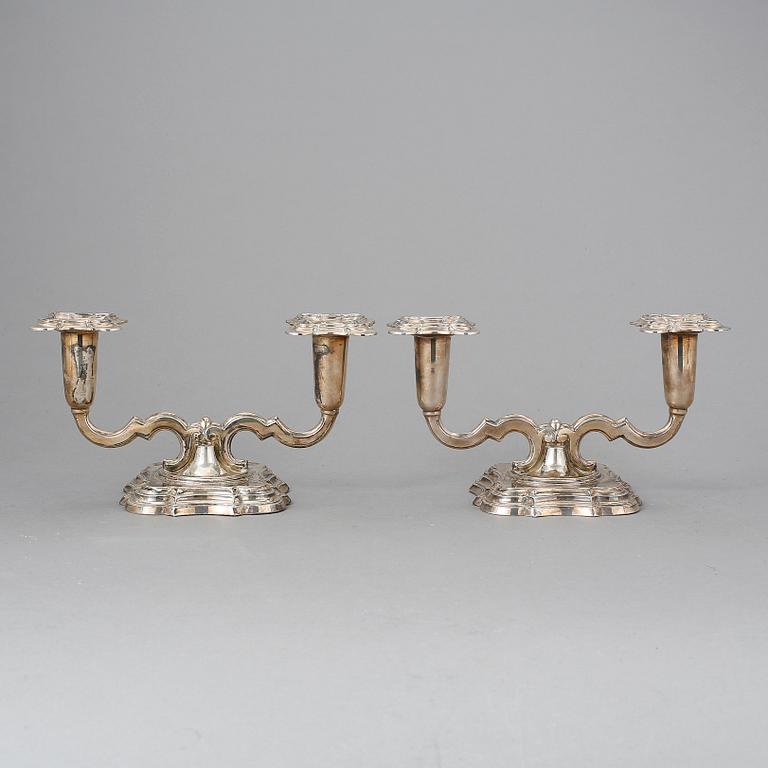 KANDELABRAR, ett par, silver, svenska importstämplar, 1900-talets första hälft.
