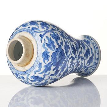 Vas, porslin. Qingdynastin, Kangxi (1662-1722).