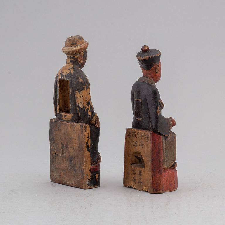 SKULPTURER 2 st, målat trä, Kina, 1800-/1900-tal.