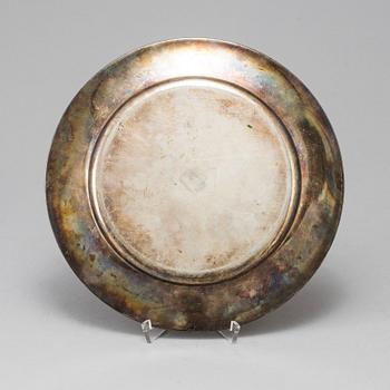 Two silver serving dishes, one marked GAB, Stockholm, Sweden 1944. Total weight 1620 g.