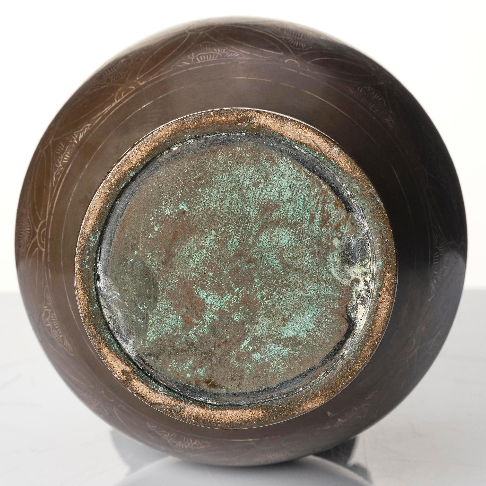 A bronze vase, Japan, Meiji (1868-1912).