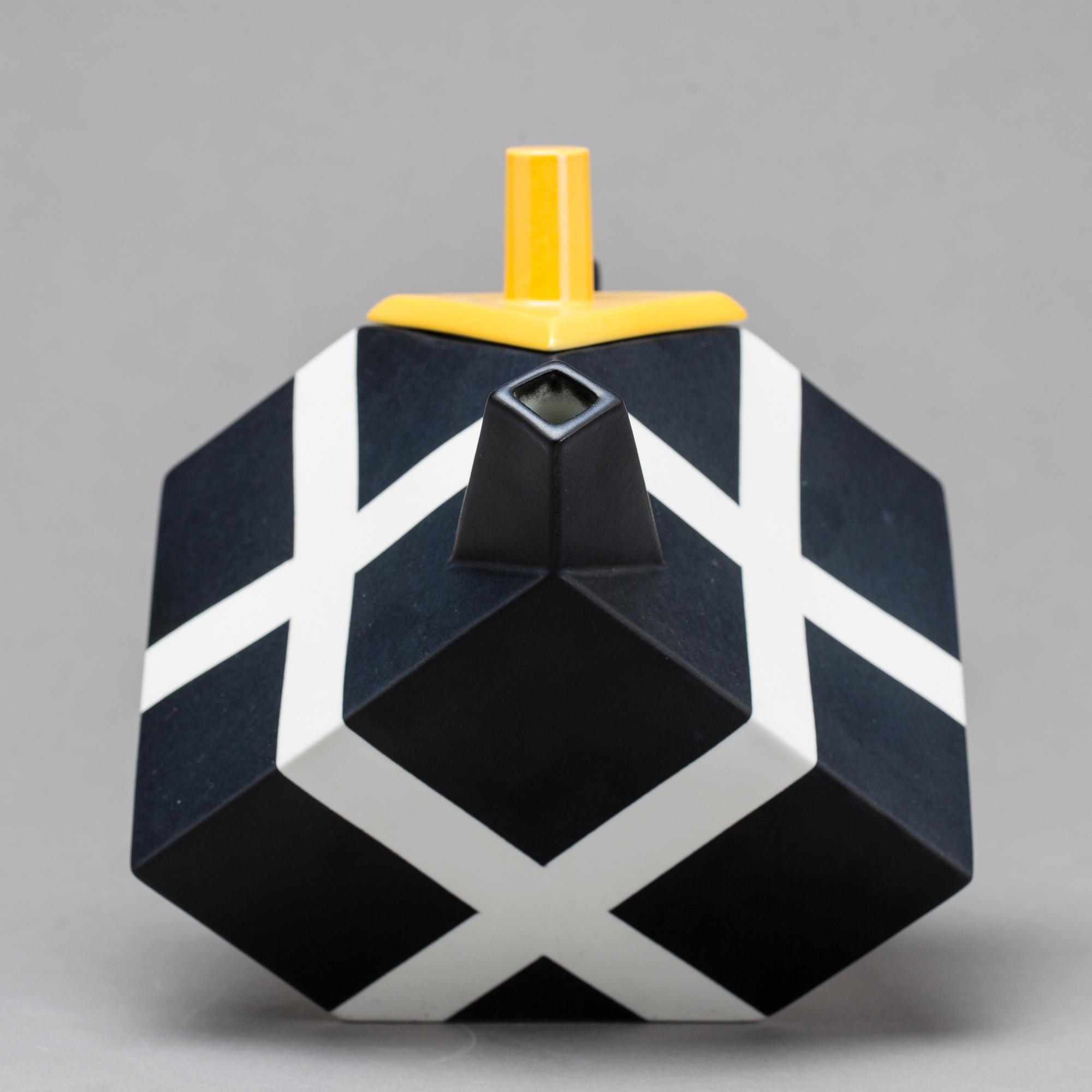 ROLF SINNEMARK, TEKANNA, porslin, "Cube", Rörstrand, sent 1900-tal.