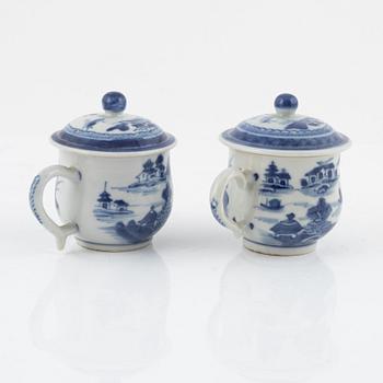 Terrin med lock och fat, porslin, Kina, Qianlong (1736-95) samt två crèmekoppar, porslin, Kina, qingdynasti, 1800-tal.