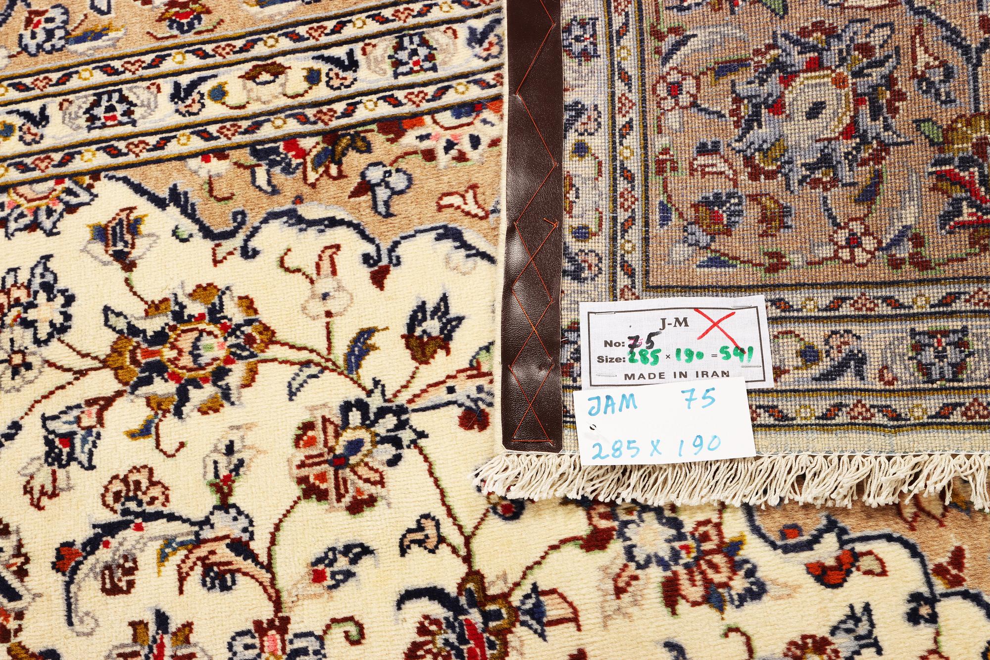 A Kashan carpet, a. 285 x 190 cm.