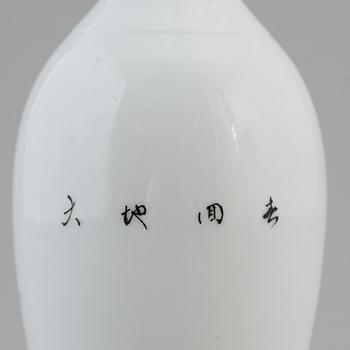 An Chinese eggshell porcelain vase, 1980/90s.