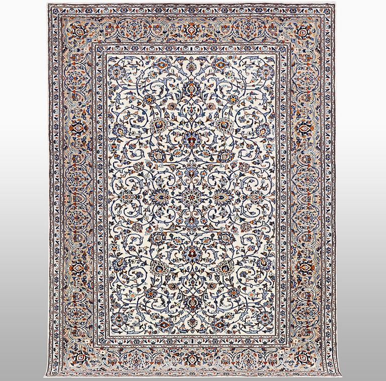 A carpet, Kashan, ca 310 x 206 cm.