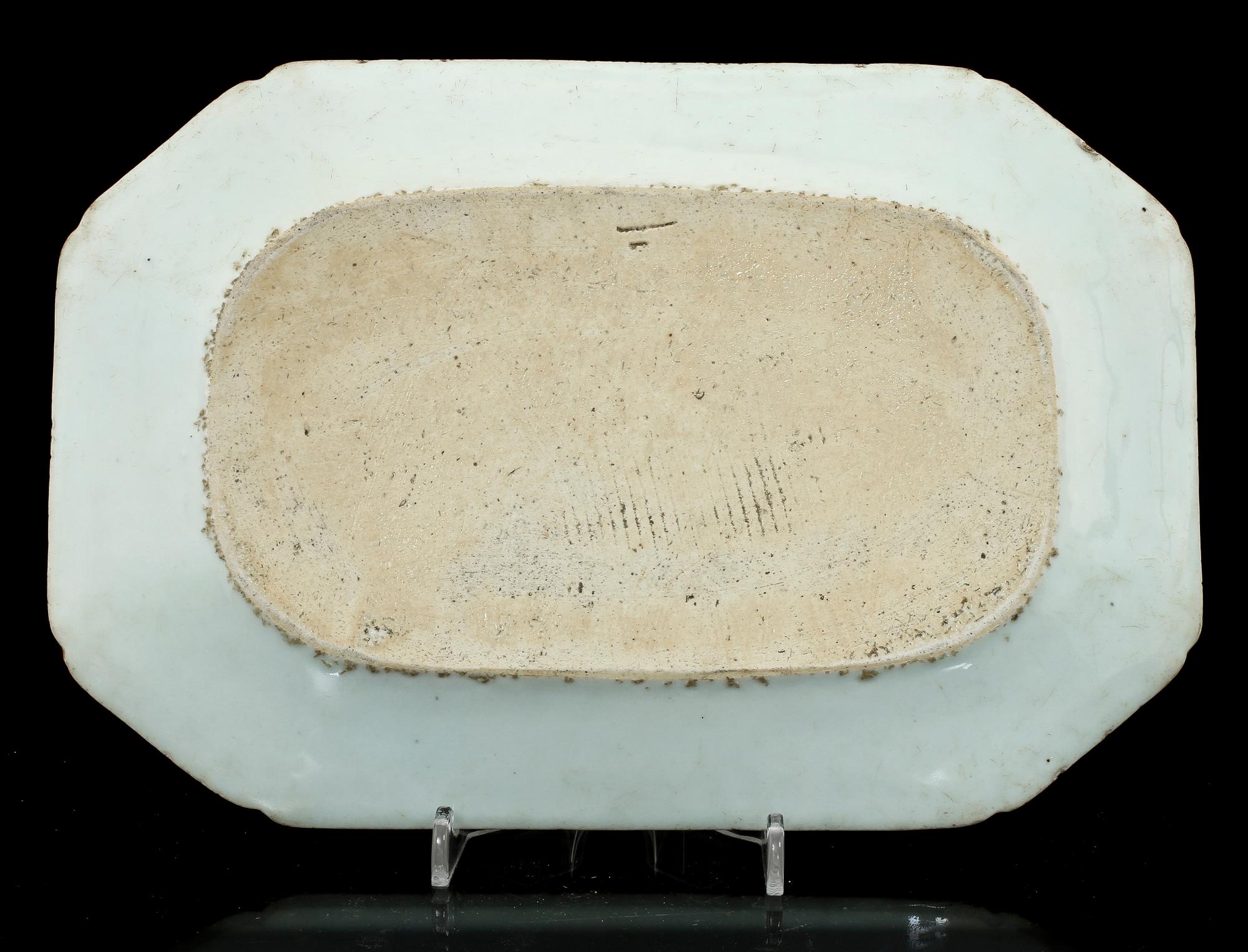 TALLRIKAR, 3 st, samt STEKFAT, porslin, Kina, 1700-tal.
