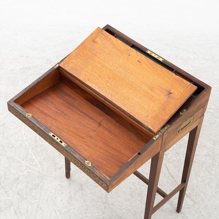 Skrivschatull på benställning, 1800-talets mitt.