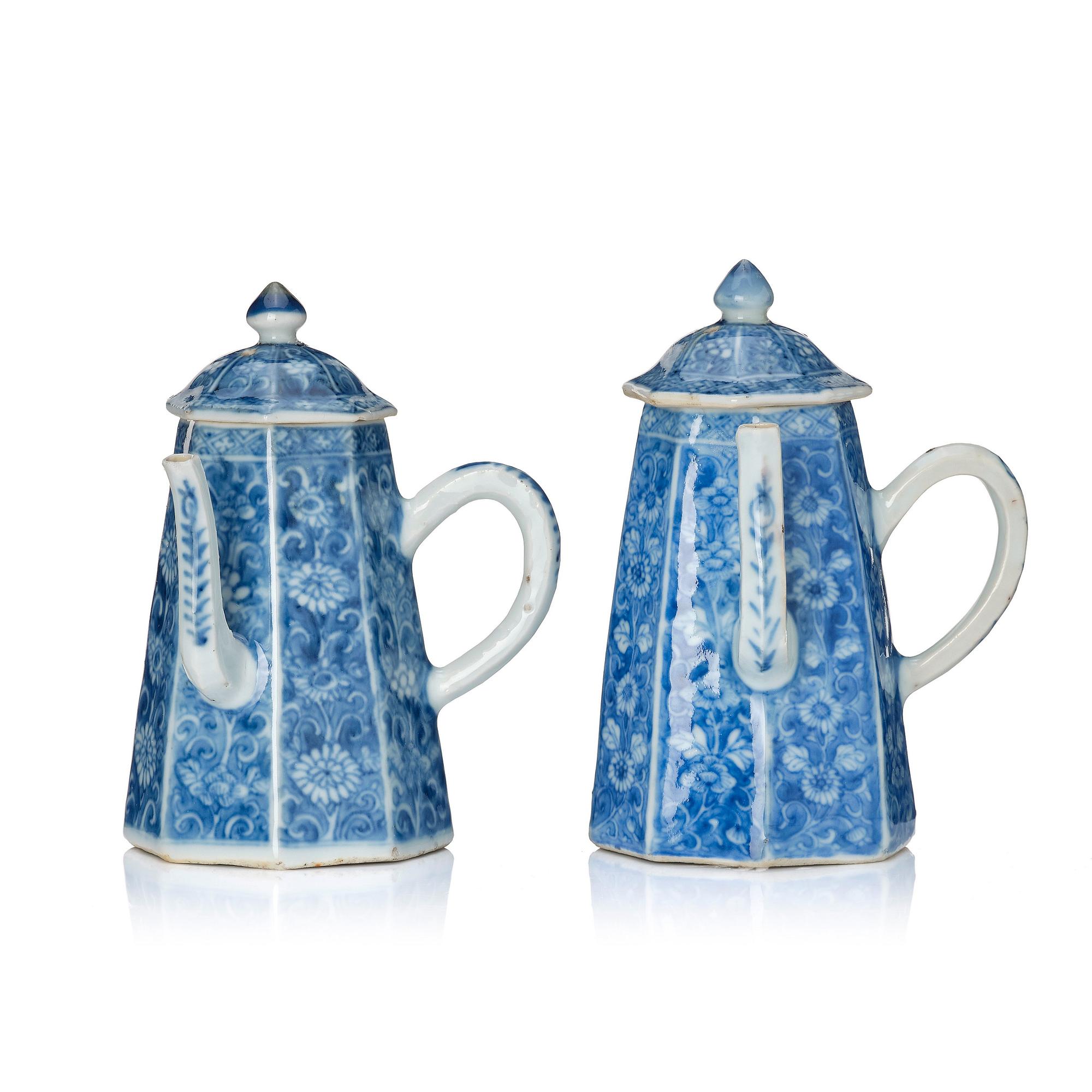 A pair of blue and white pots with covers, Qing dynasty, Kangxi (1662-1722).