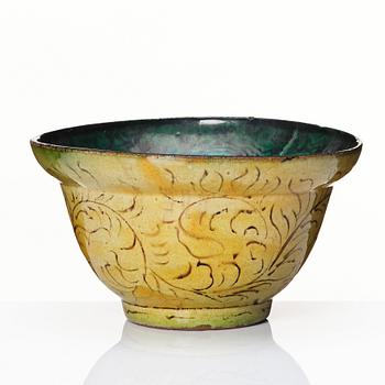 A Japanese kutani bowl, Edo period (1666-1868).