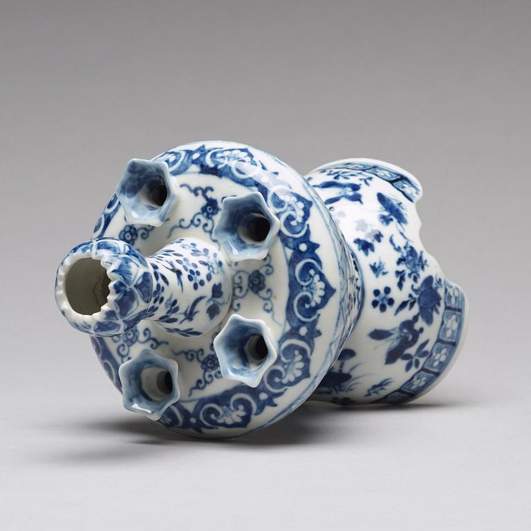 A blue and white tulip vase, Qing dynasty, 19th Century.