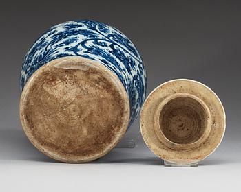 A blue and white jar with cover, Qing dynasty, Kangxi (1662-1722).