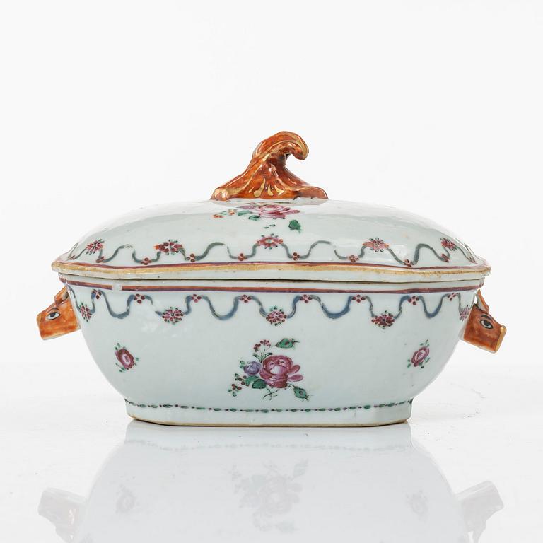 Smörterrin, terrinfat och bålskål, kompaniporslin, Kina, Qingdynastin, 1700-tal.