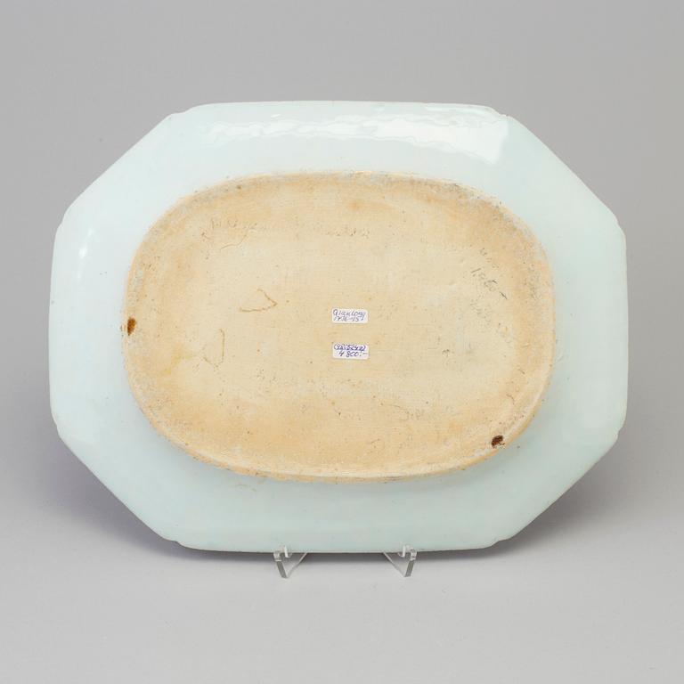 A blue and white serving dish, Qing dynasty, Qianlong (1736-95).