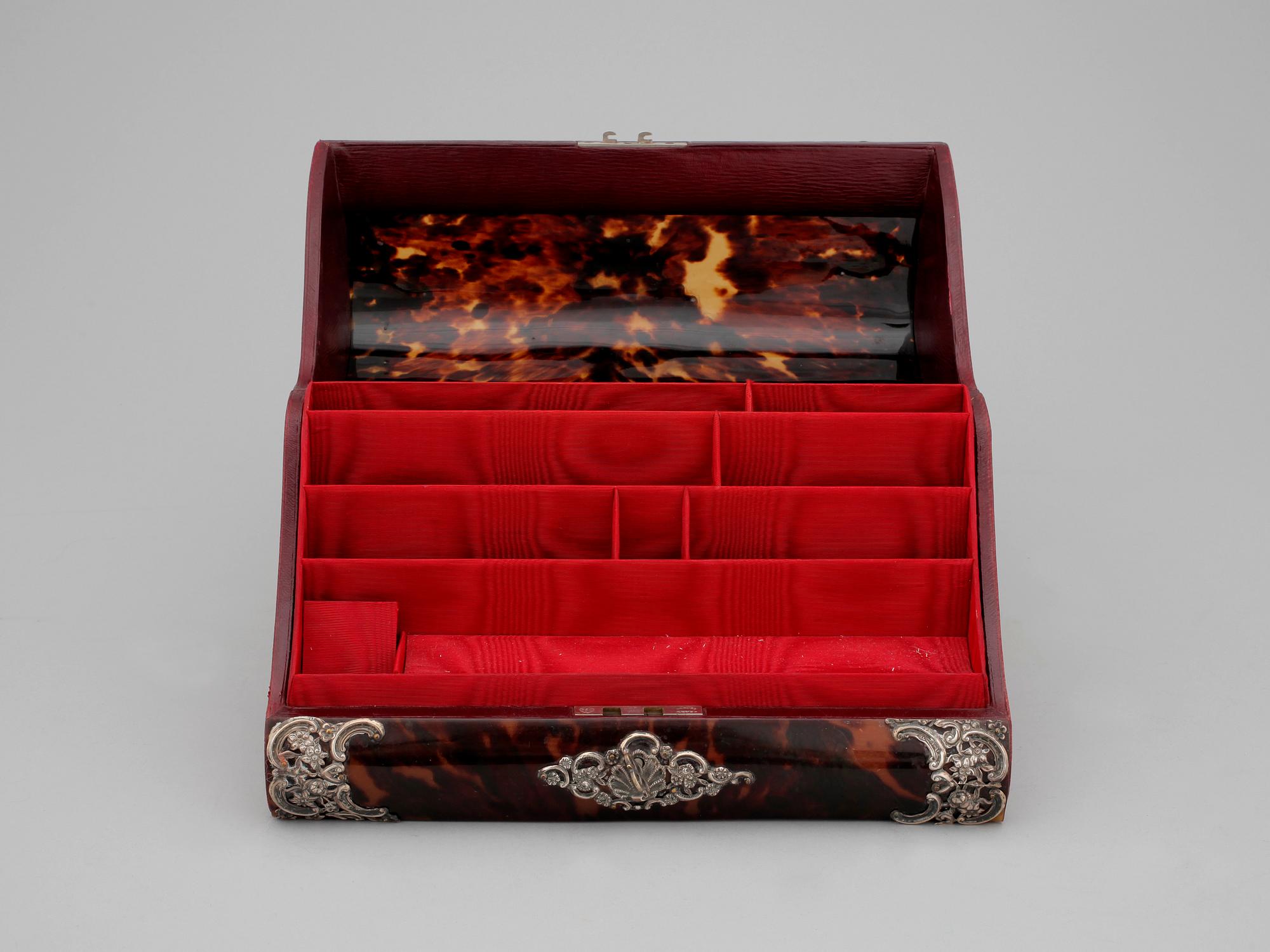 BORDSUPPSÄTTNING, 5 delar. Sköldpadd och silver. London, England, 1901.