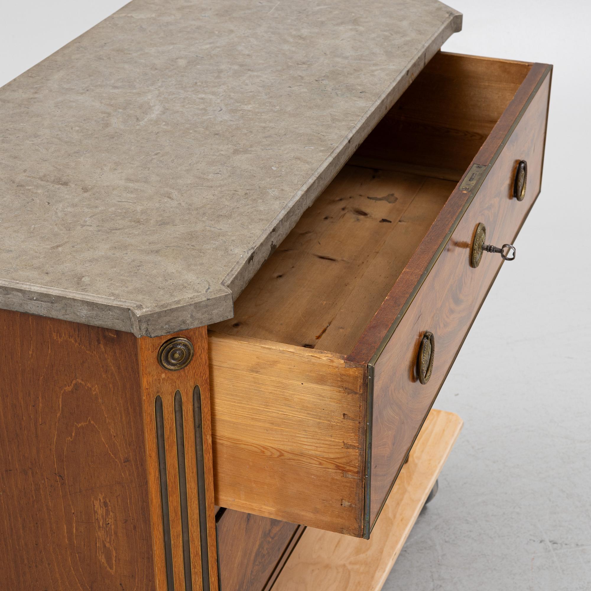 Chest of drawers, Gustavian style, first half of the 19th century.