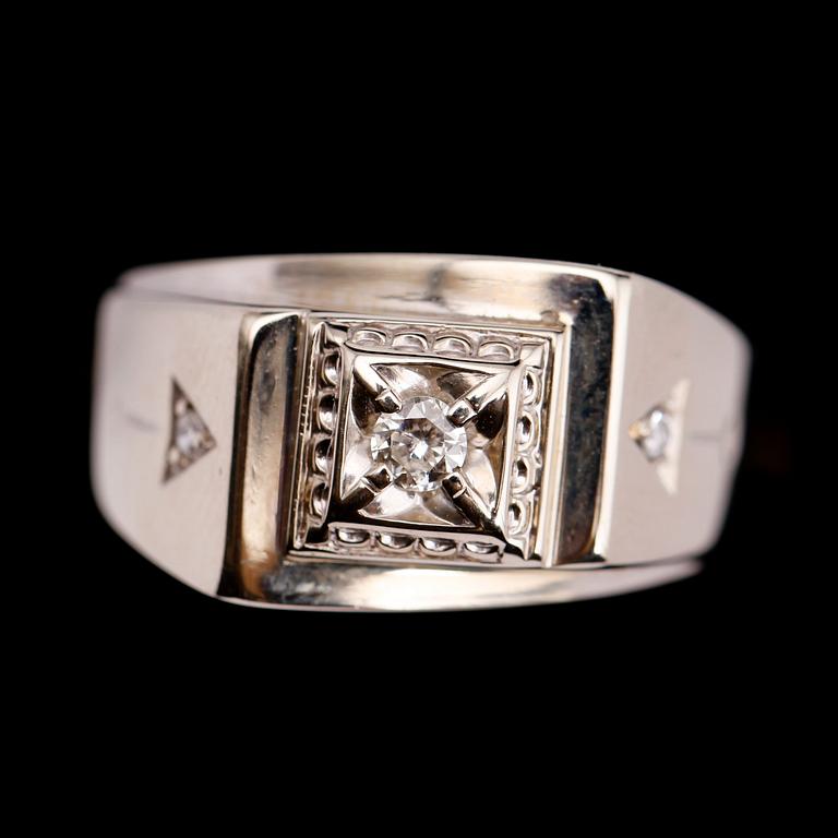 RING, 14 k vitguld med diamanter. Total vikt ca 7,25 gram.