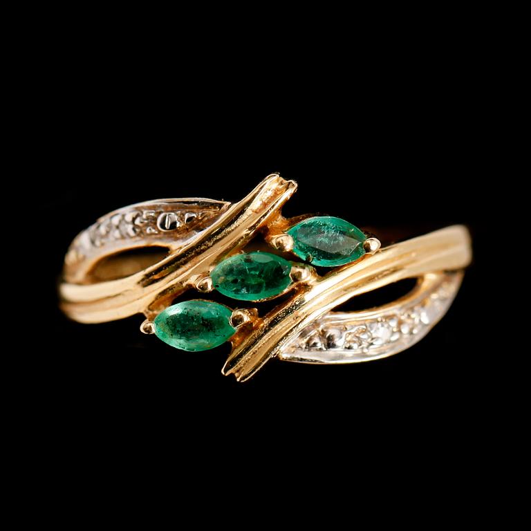 RING, 18 k guld, briljanter samt smaragder.
