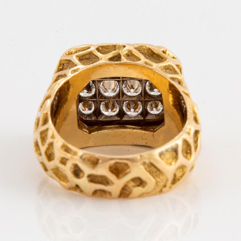 An 18K gold ring set with round brilliant-cut diamonds.