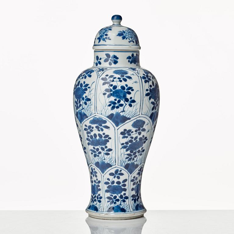 Two blue and white vases, Qing dynasty, Kangxi (1662-1722).