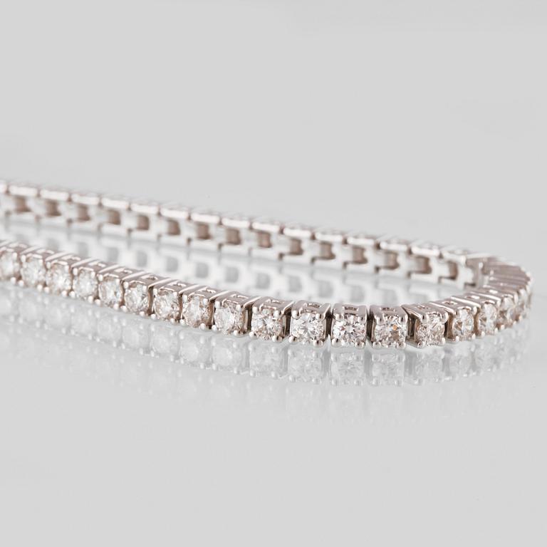 ARMBAND, 18K vitguld med 80 briljantslipade diamanter 2.81 ct. Vikt 11,6 gram.