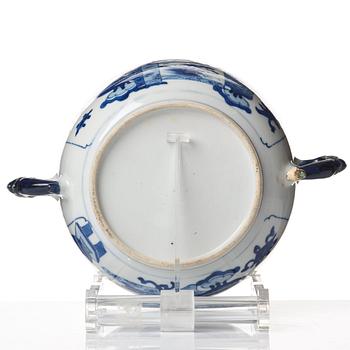 A blue and white tureen with cover, Qing dynasty, Kangxi (1662-1722).