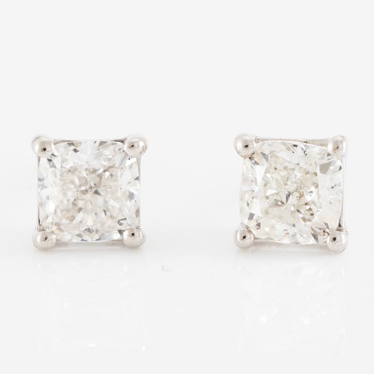 Earrings, 18K white gold with cushion-cut diamonds, total 1.01 ct. Accompanied by GIA dossier.