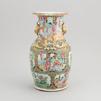 A famille rose vase, Canton, Qing dynasty, 19th Century.