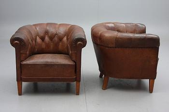 CLUBFÅTÖLJER, ett par, 1900-tal.