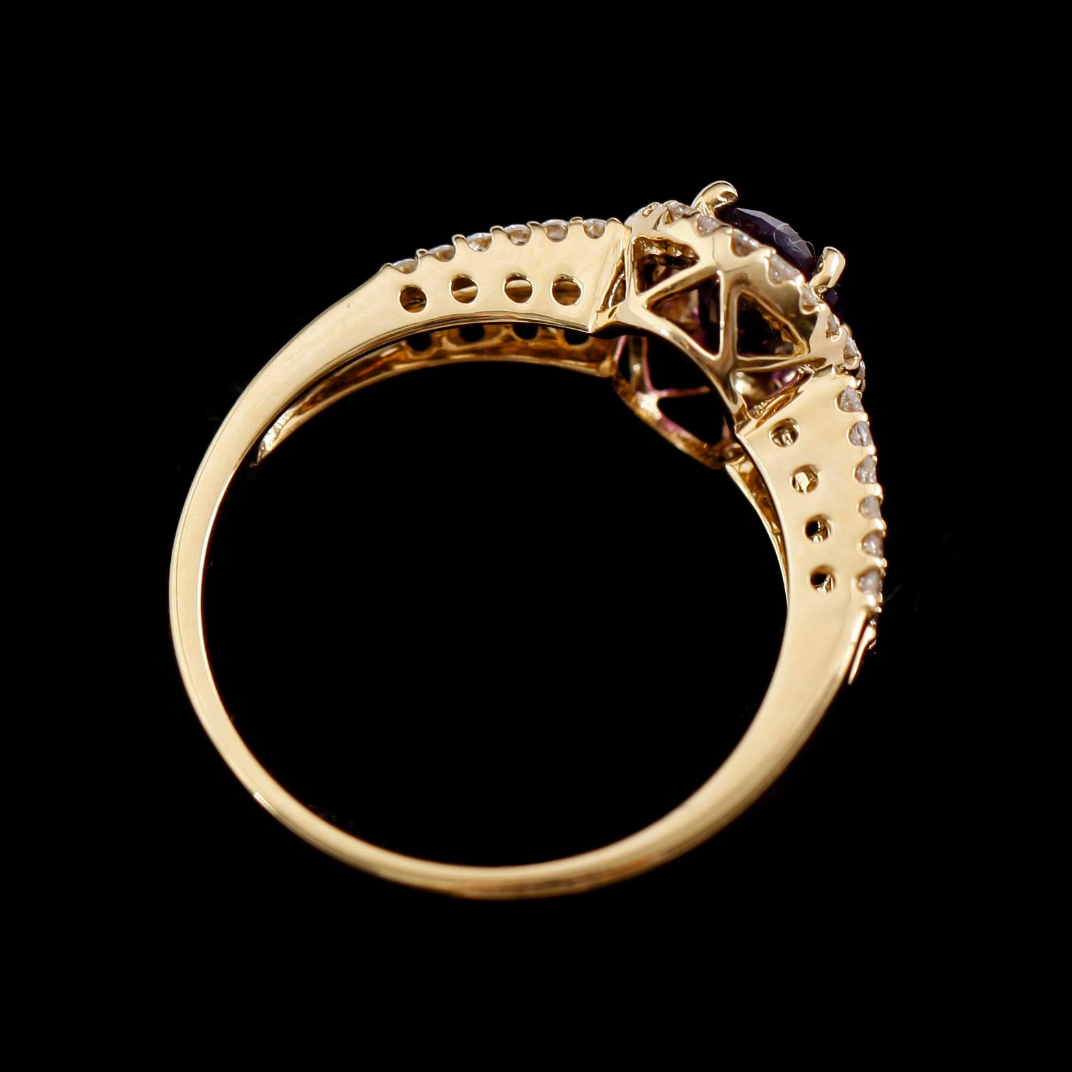 RING, 18 k guld, ametist 0.76 ct, briljantslipade diamanter totalt 0.31 ct. Vikt ca 3 g.