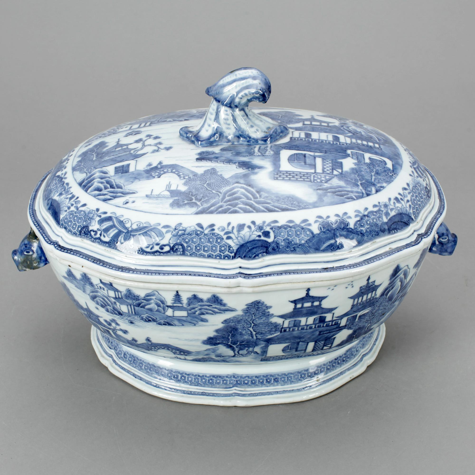 TERRIN MED LOCK, porslin, Kina, 1700-tal.