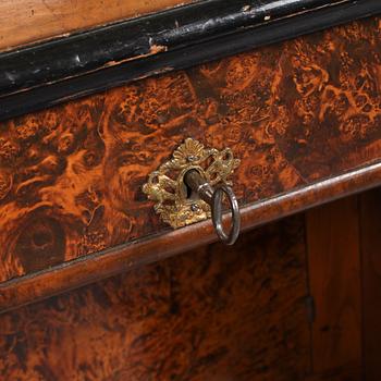 SKRIVBORD MED UPPSATS, senbarock, Fredrik I:s tid, 1700-talets första hälft.