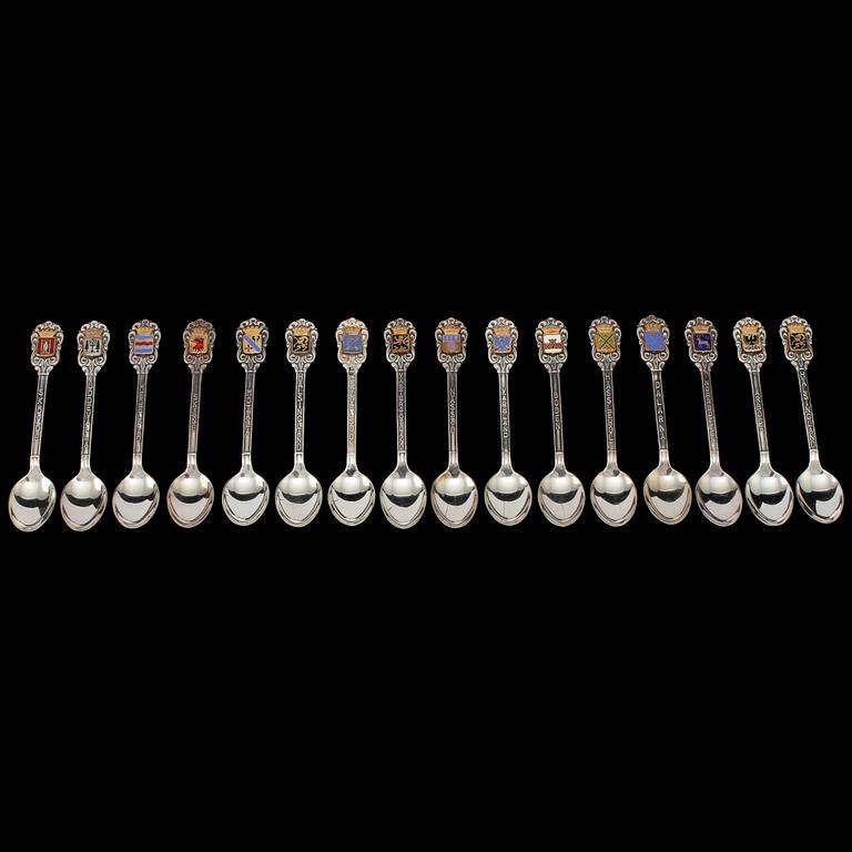 KAFFESKEDAR, 16 st, samt MEDALJER, 11 st, silver, 1900-tal. Tot vikt 385 g.
