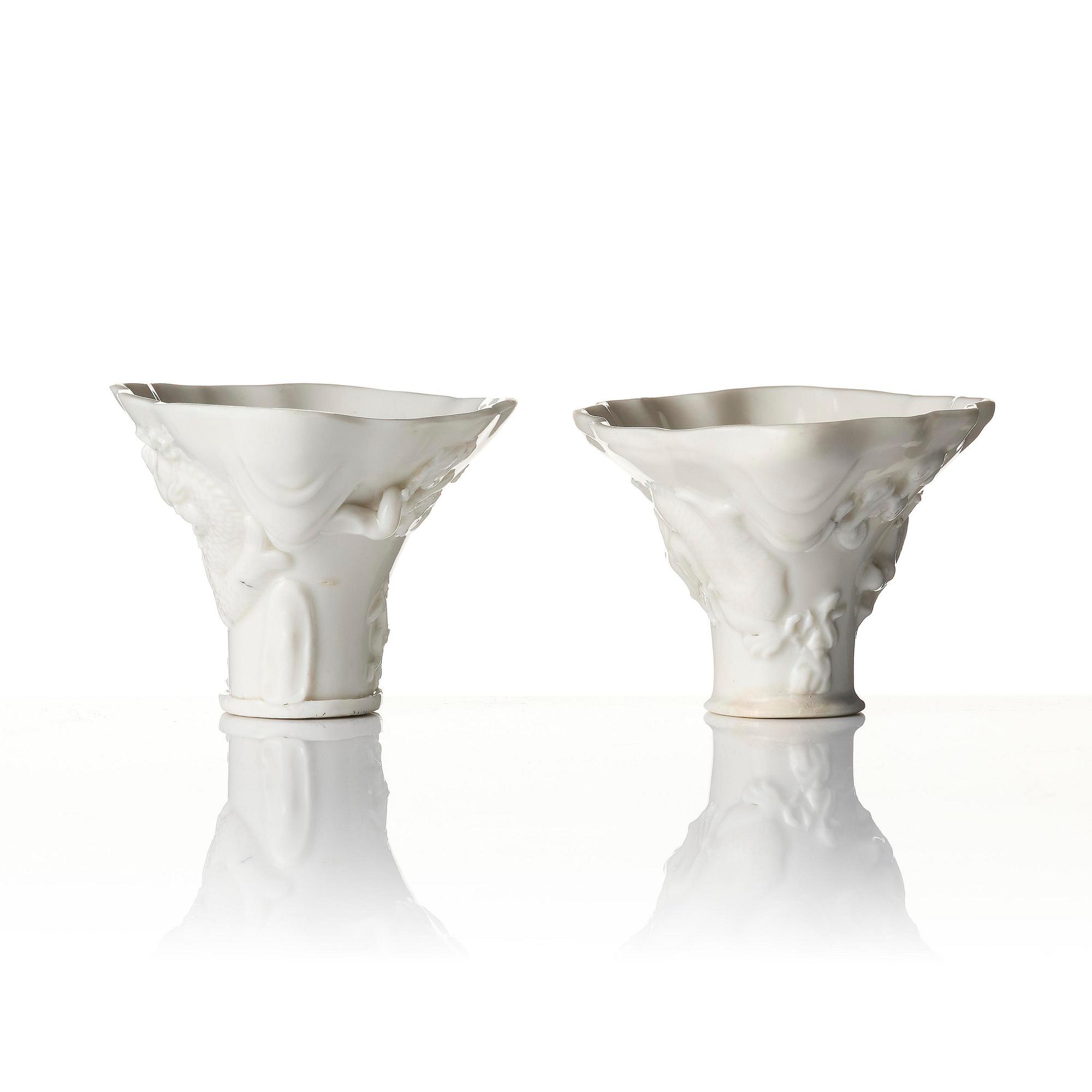 Vinofferbägare, två stycken, porslin. Qingdynastin, 1700-tal.