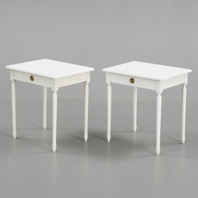 SÄNGBORD, ett par, gustaviansk stil, 1900-talets andra hälft.