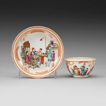 218. A famille rose and gold figure scene cup with stand, Qing dynastin, Qianlong (1736-95).