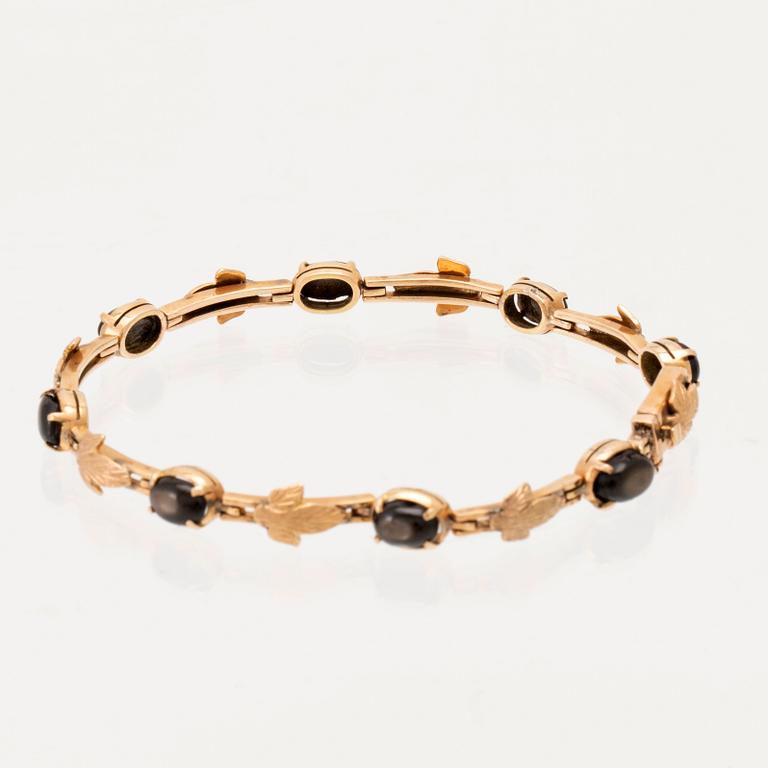 Armband 14K guld med svarta cabochonslipade stjärnsafirer.