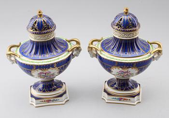 LOCKURNOR, 1 par, porslin, Dresden, 1900-talets mitt.