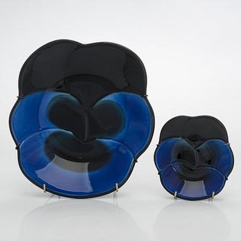 Birger Kaipiainen, dekorationsfat, 2 st, "Viola", stämpelmärkta, Arabia, 1900-talets slut.