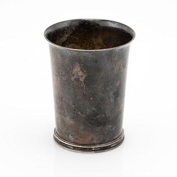 Borgila, bägare, sterlingsilver, 1943, samt kanna, glas och silver, W.N.G.N, London, 1894.