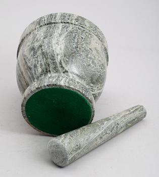 MORTEL MED STÖT, kolmårdsmarmor, 1900-talets mitt, större modell.