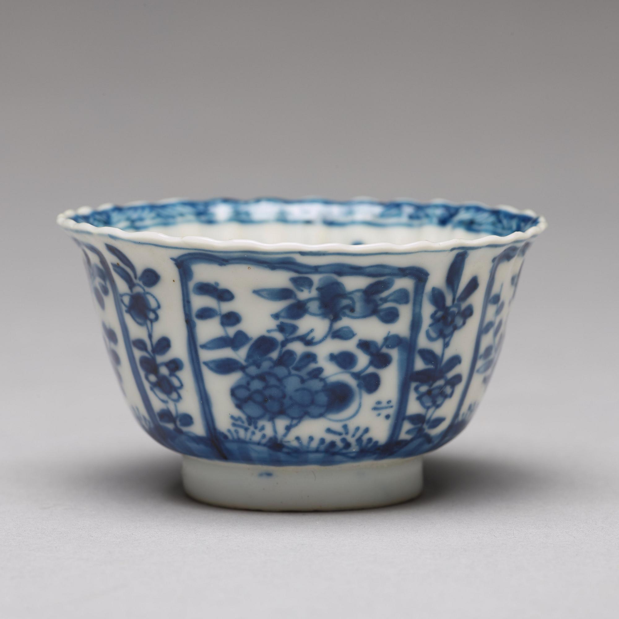 Seven matched blue and white cups with four dishes, Qing dynasty, Kangxi (1662-1722).
