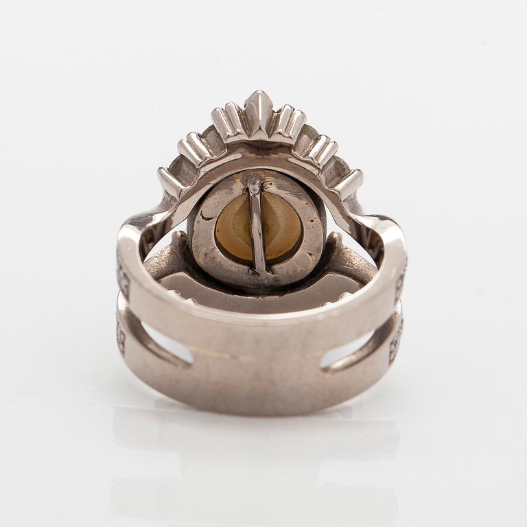 Ring, 14K vitguld med odlad pärla och briljantslipade diamanter.