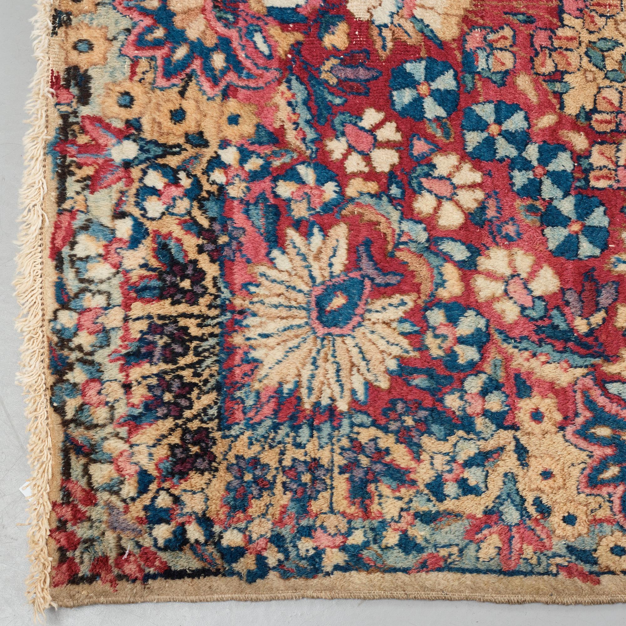 A carpet, a semi-antique Kerman, ca 375-379,5 x 268-271 cm.