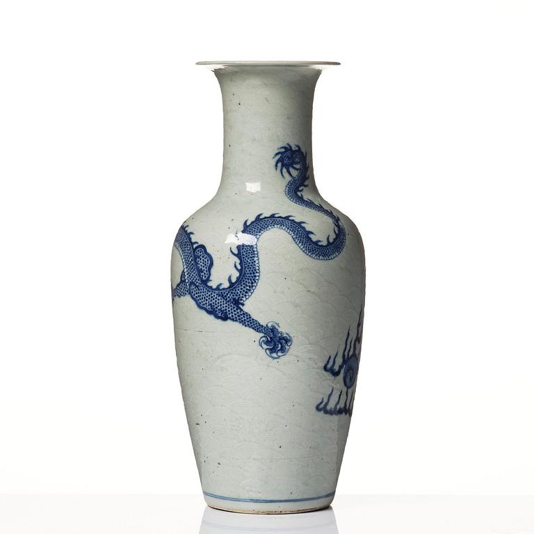 A large Chinese blue and white 'five clawed dragon vase' vase, late Qing dynasty, 19th century.