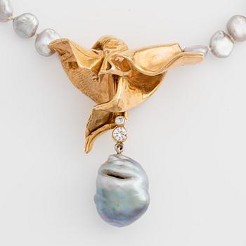 Kristian Nilsson, a necklace, 18K gold with round brilliant-cut diamonds and cultured pearls, Stockholm 1982.