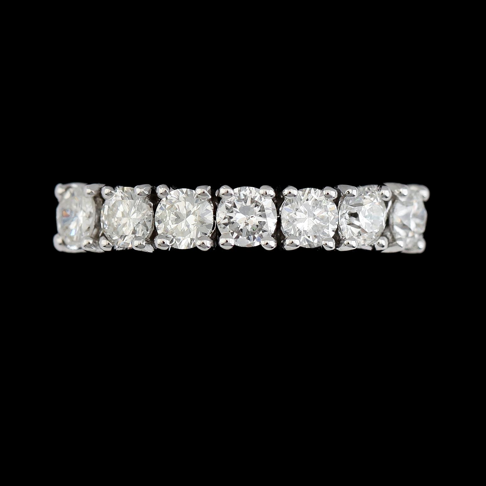 RING, 18K vitguld, 7 briljantslipade diamanter tot ca 1.33 ct.
