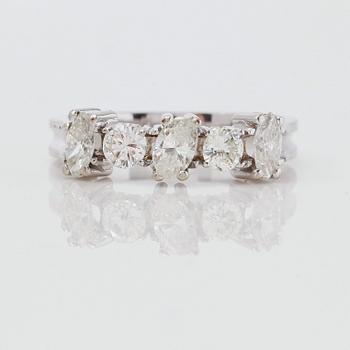 RING, 18K vitguld och olikslipade diamanter tot ca 1.10 ct.