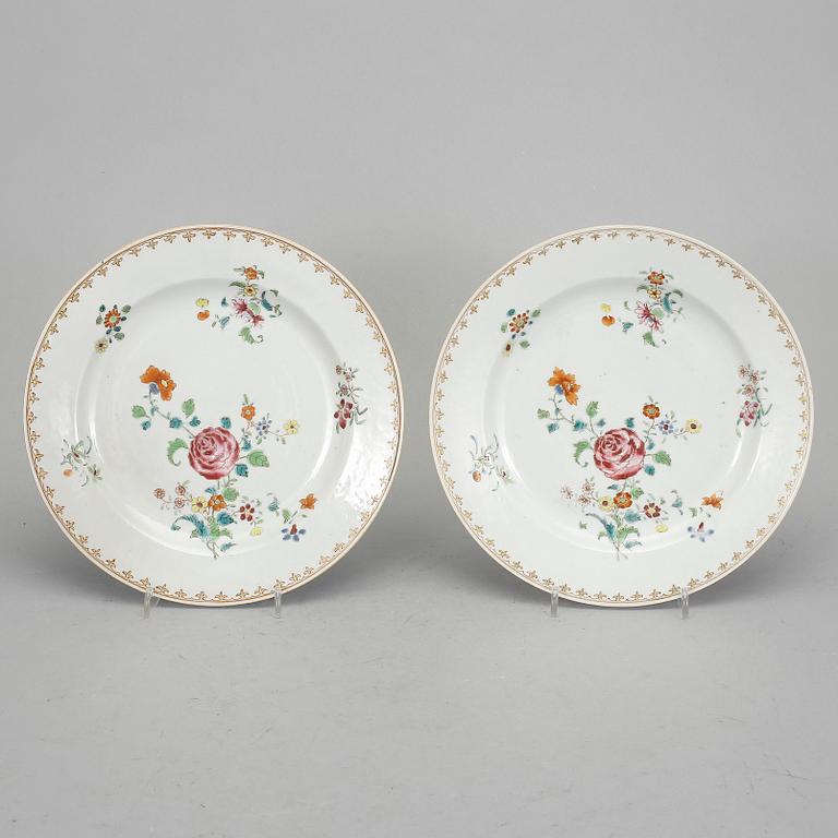 TALLRIKAR, 2 st, porslin. Kina, Qianlong (1736-1795).