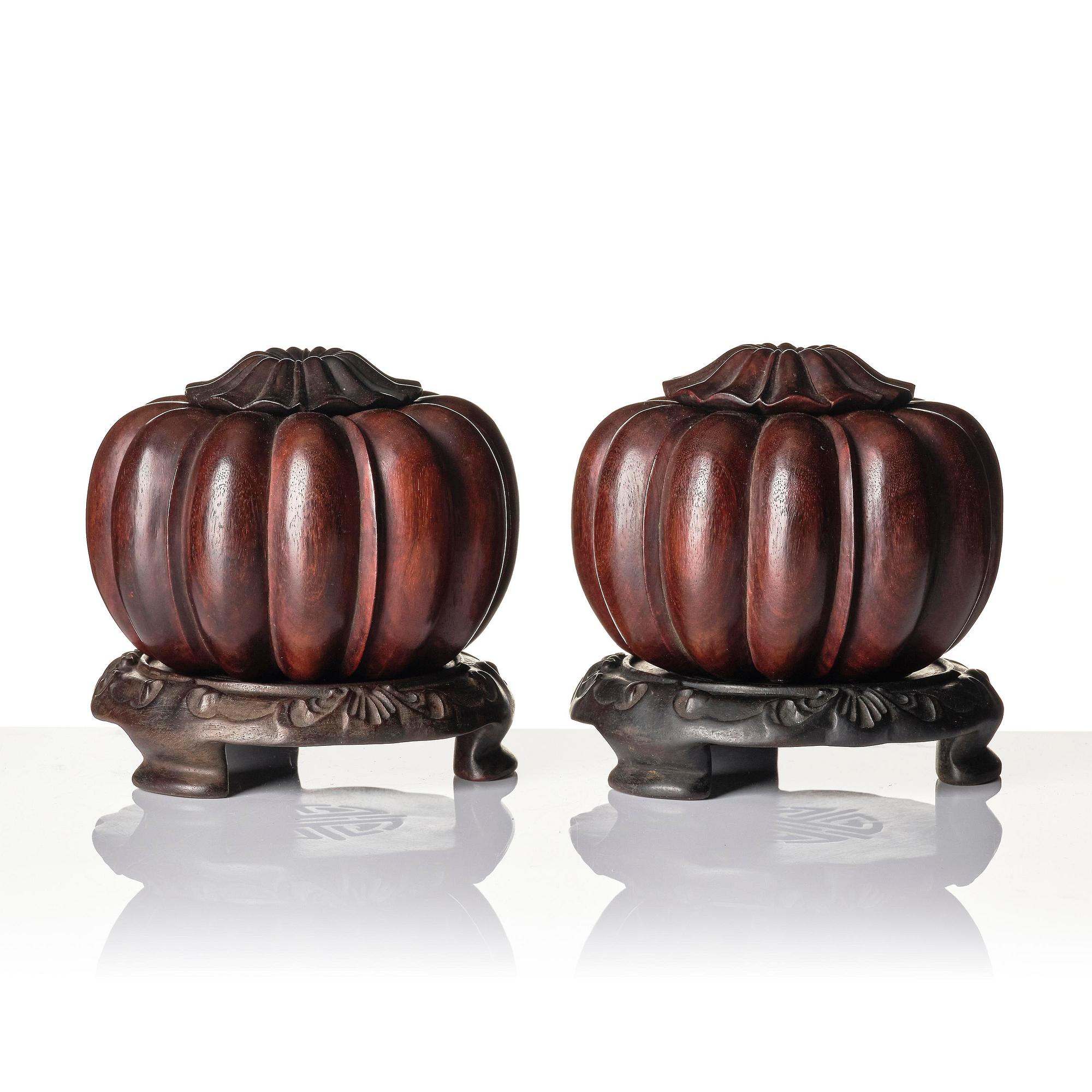 Weiqiaskar med lock, ett par, hardwood. Kina, troligen Republik.